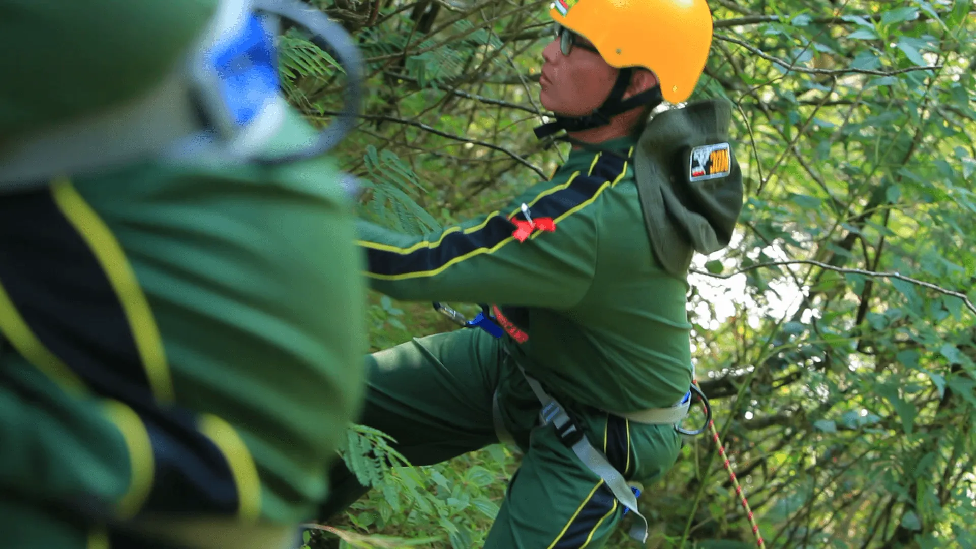 Peserta MOC melakukan rappelling