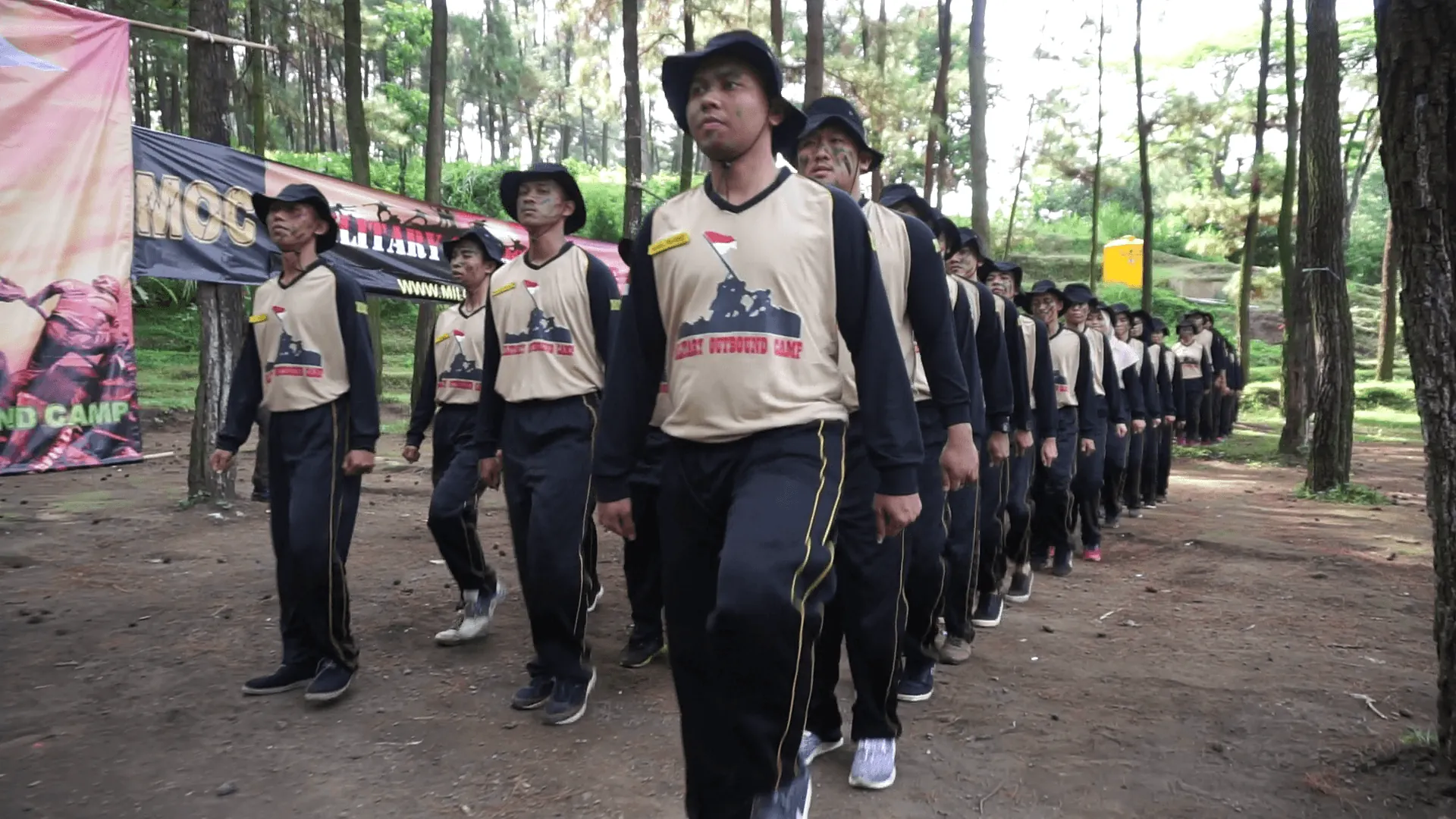 Peserta MOC berbaris dalam formasi PBB